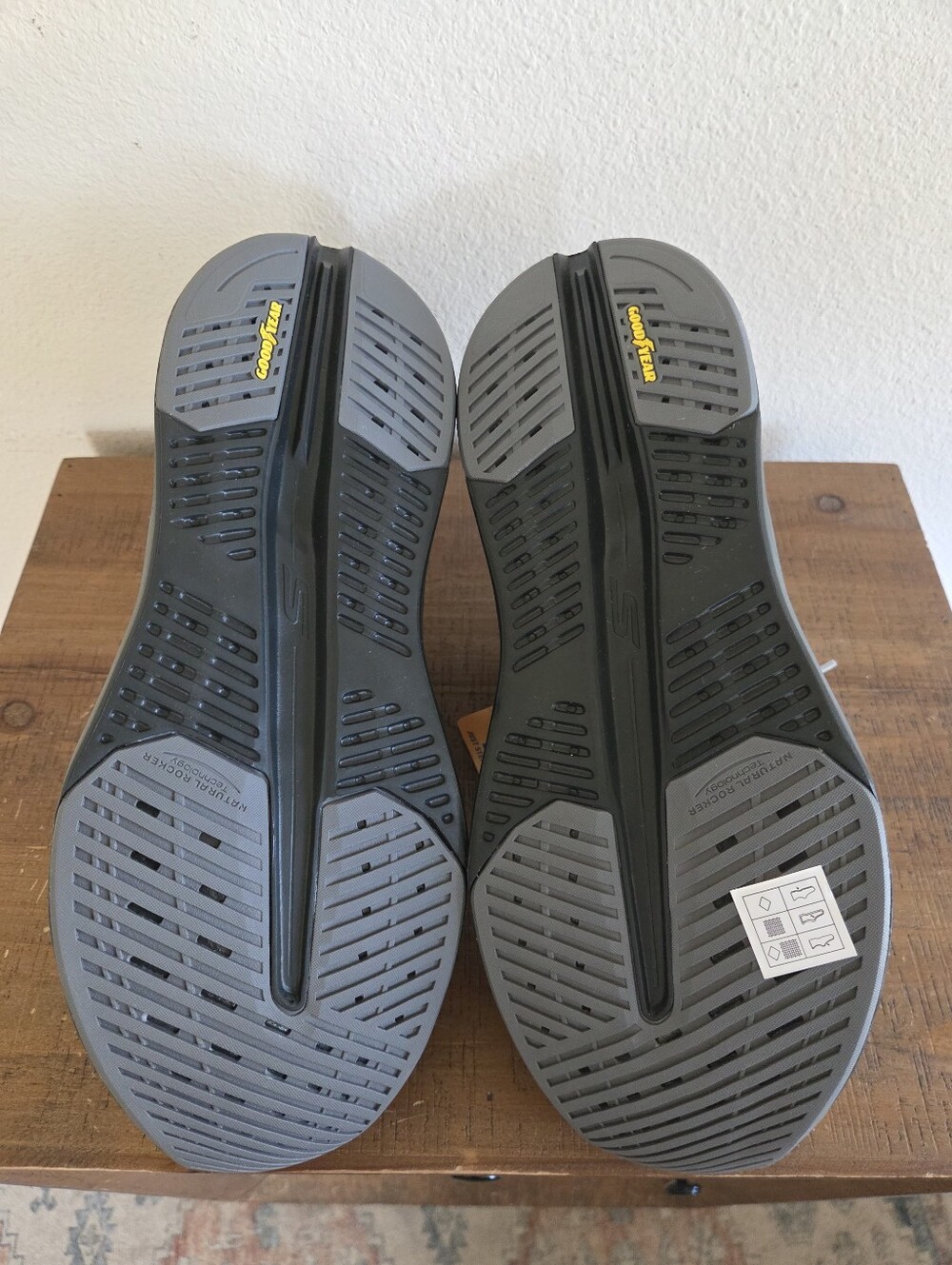 Skechers Mens Slip Ins Max Cushioning Glide Step Advert Shoes Size 9.5 NWT - Picture 9 of 9